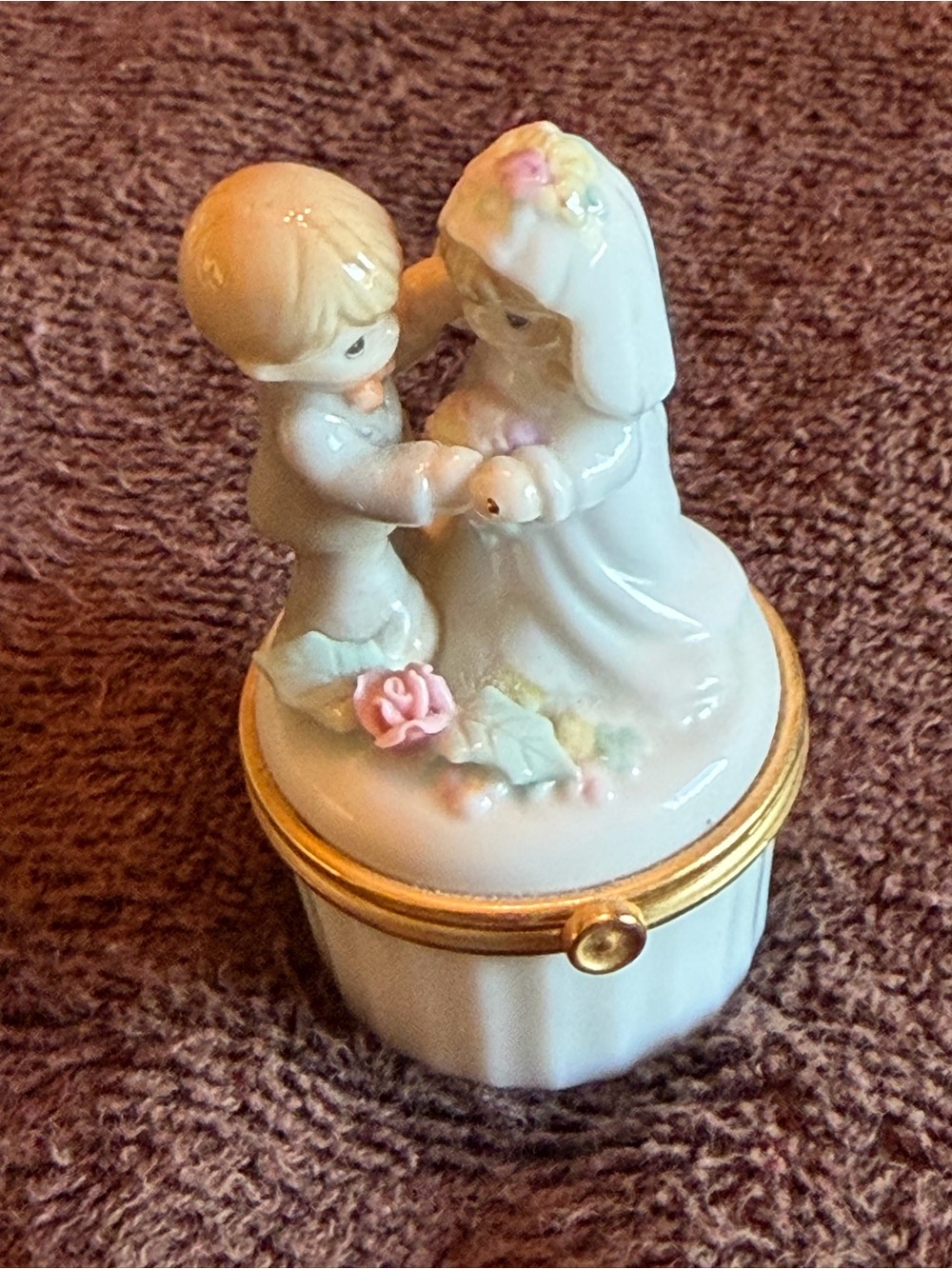 Precious Moments Bride & Groom Hinged Porcelain Trinket Box – © 2000 PMI

Adorab